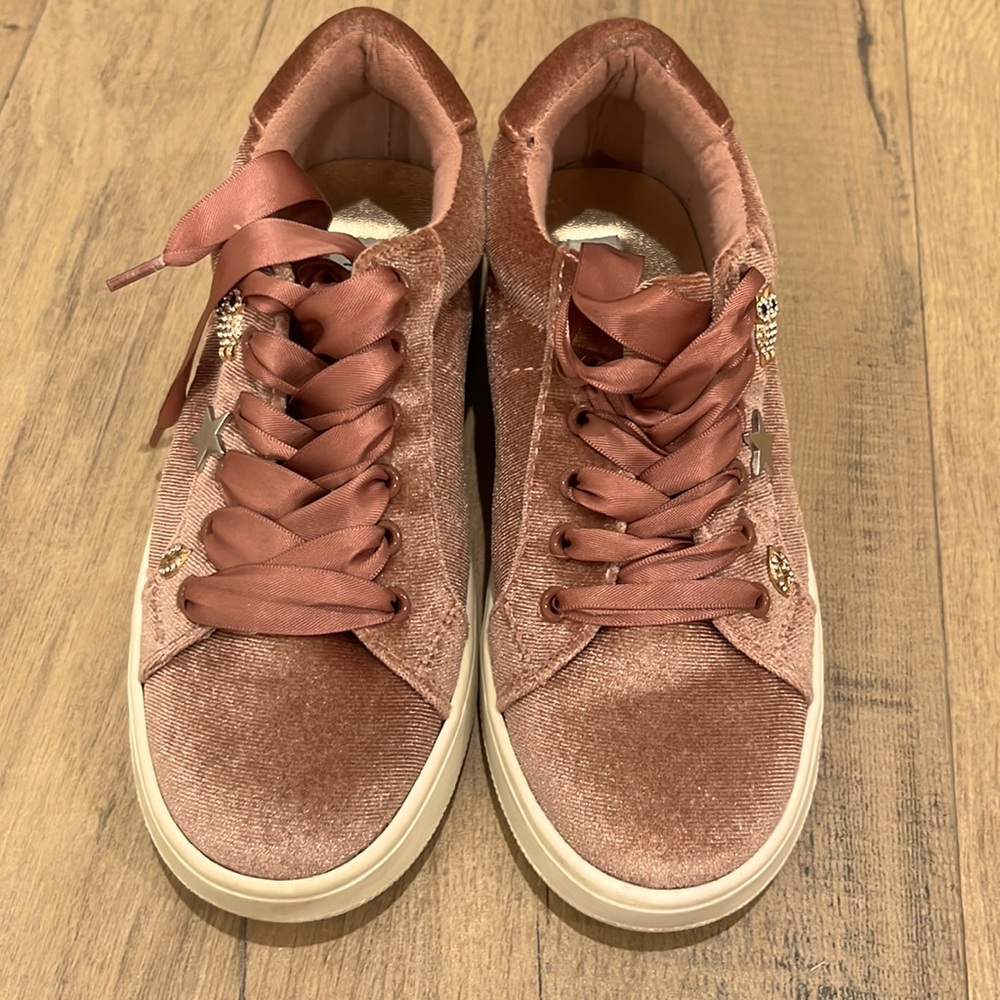Steve madden sneakers, worn once basically new with charms